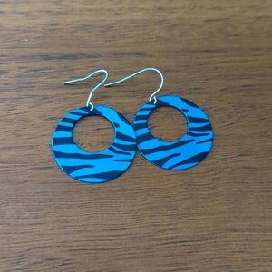 🌸 Blue zebra stripe loop earrings